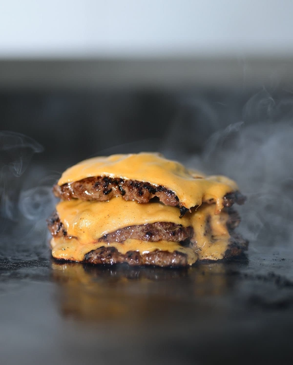 Smash burger con queso fundido – recena de boda premium