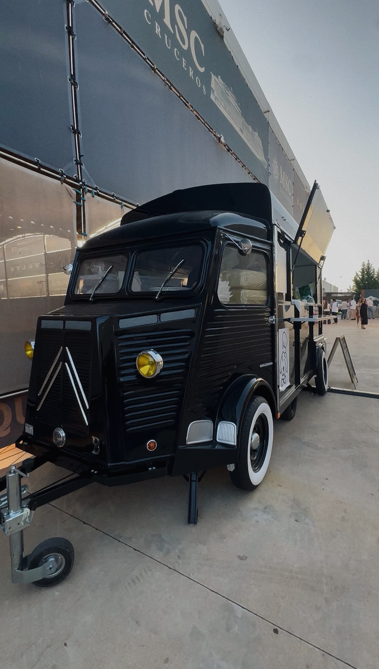 Food truck Citroën HY en localización de rodaje al atardecer