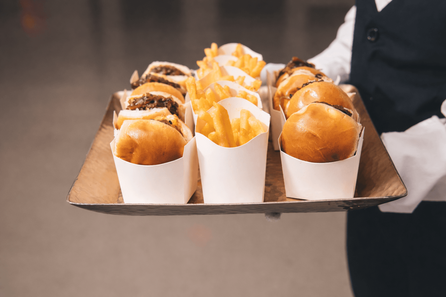 Servicio de camarero con bandeja TRUK en evento corporativo